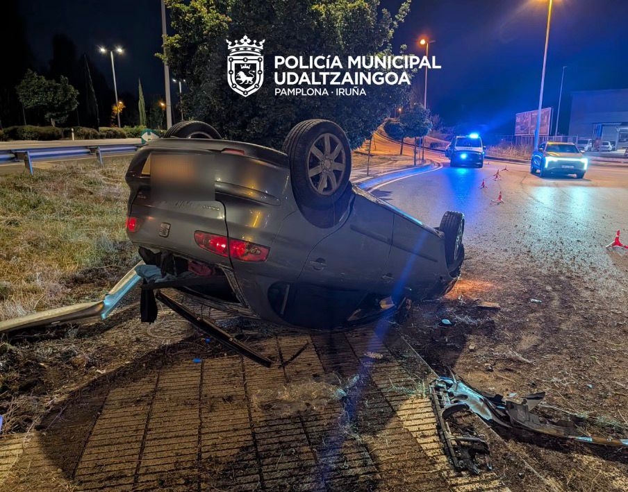 Impactante vuelco de un turismo en Agustinos: el conductor dio positivo en alcohol y resultó herido