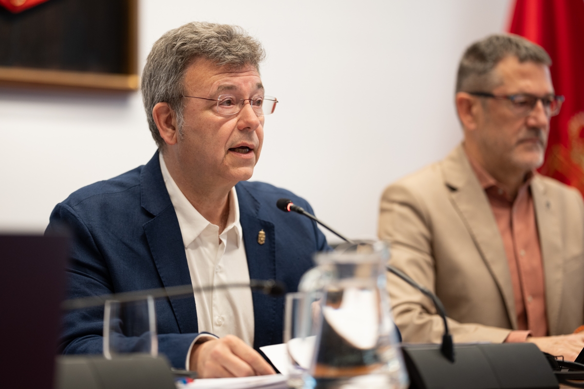 El Defensor pide a Pamplona resolver el empadronamiento de una familia en situación de calle con tres menores