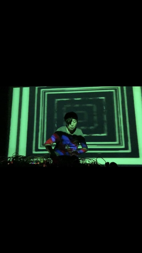 LABA cierra la temporada de monólogos y abre el fin de semana con techno modular y pinchadas dobles