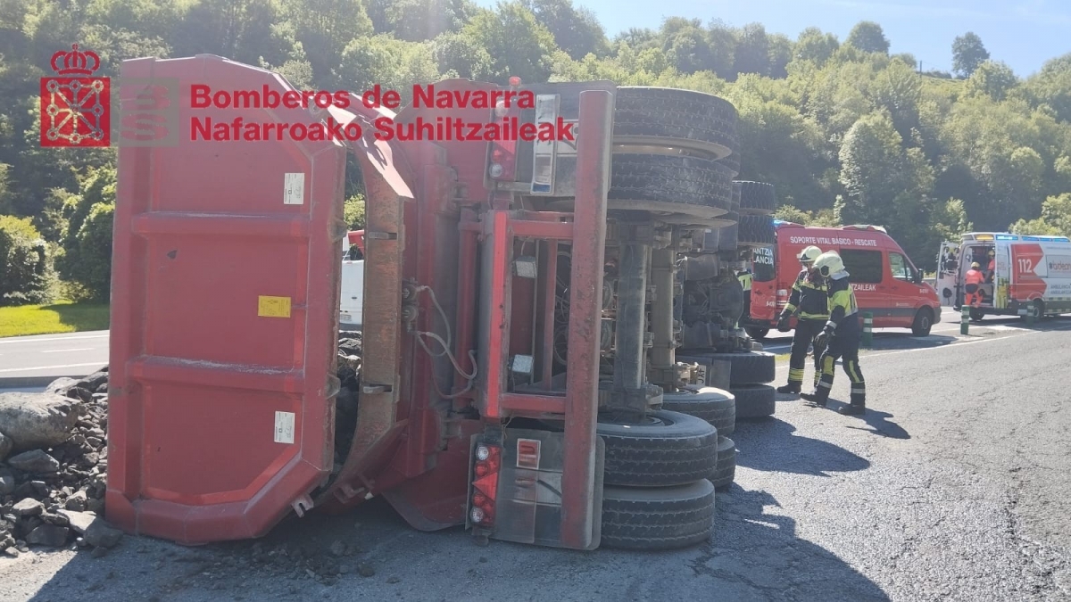 Un camionero, de 30 años, herido grave tras volcar su vehículo en la N-121-A, en  Baztan