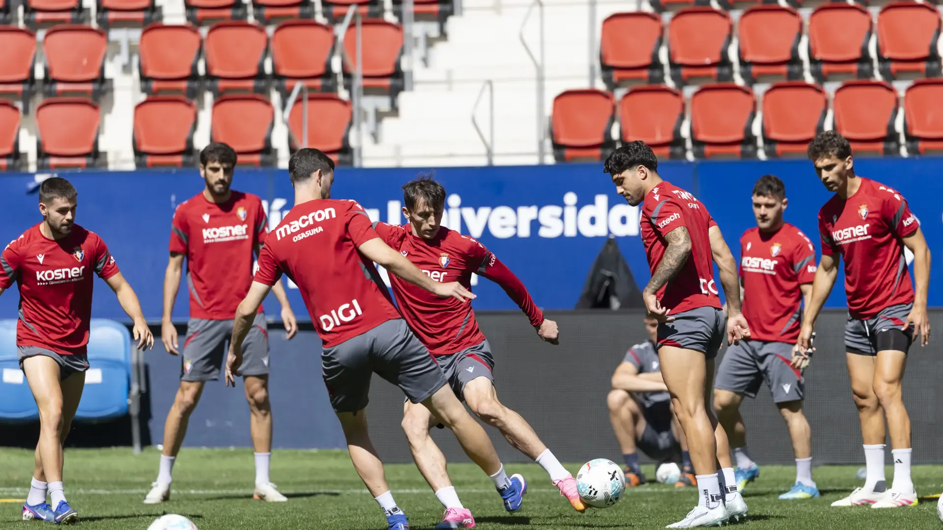 Osasuna se ejercita a puerta cerrada en El Sadar para preparar el duelo final ante el Getafe