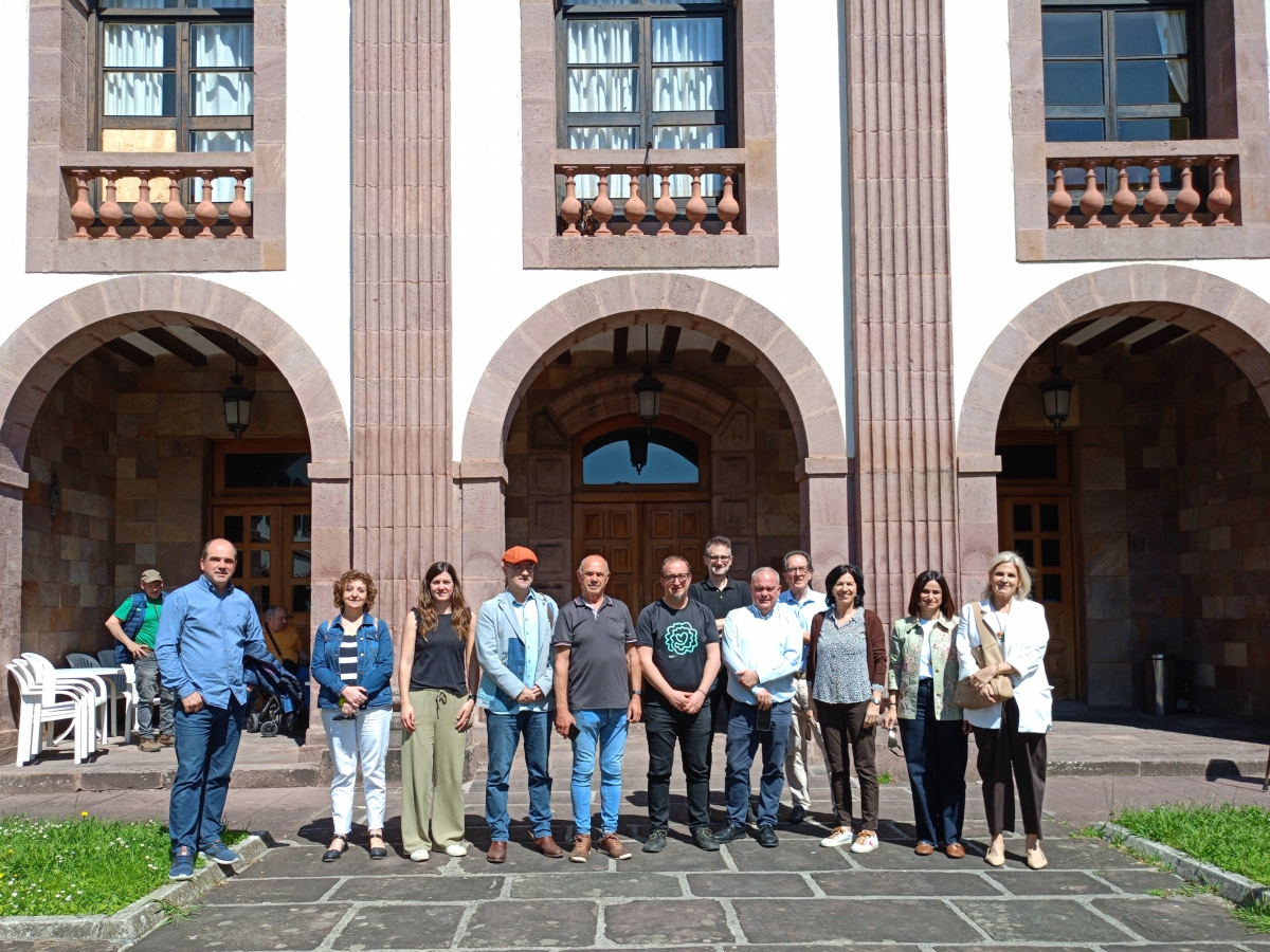 El Parlamento de Navarra visita la residencia de Elizondo