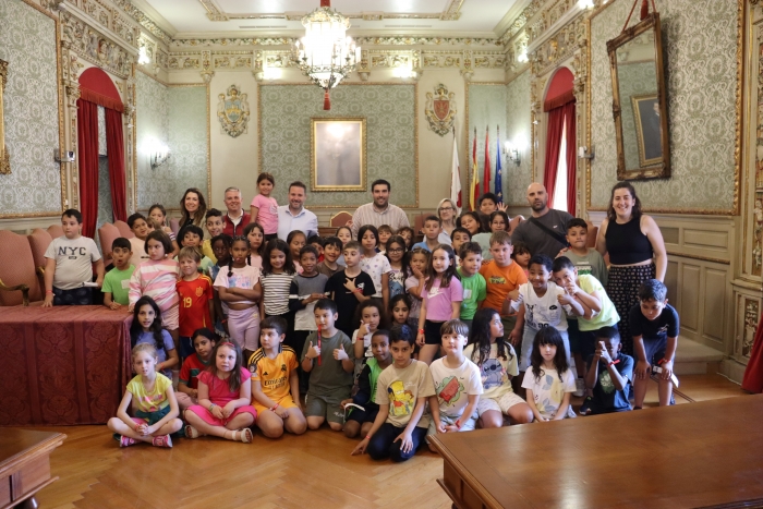 Los alumnos de Primaria del colegio Huertas Mayores descubren el Ayuntamiento de Tudela en una visita institucional