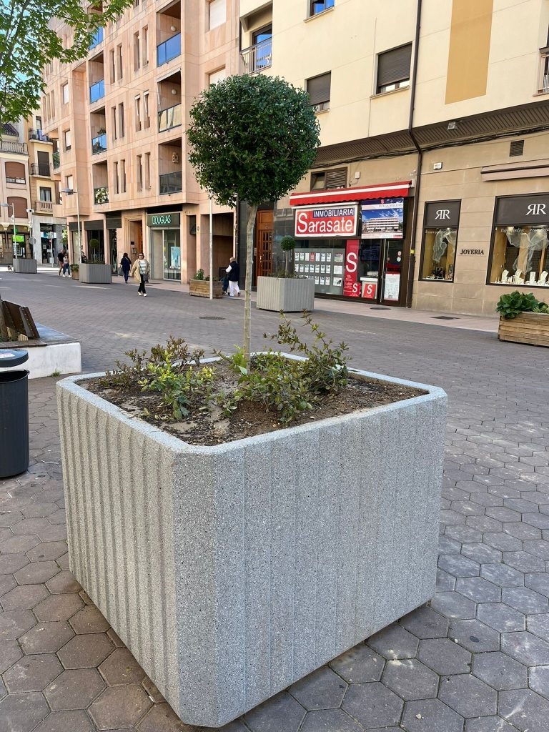 Estella-Lizarra instala 30 nuevas hidrojardineras para reforzar las zonas verdes y la seguridad vial
