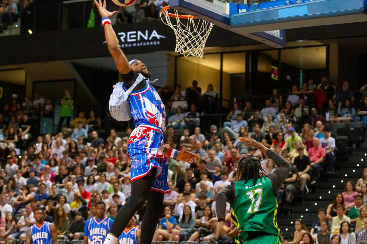 [GALERIA] Los Harlem Globetrotters se meten al público pamplonés en la mochila en una noche mágica en el Arena