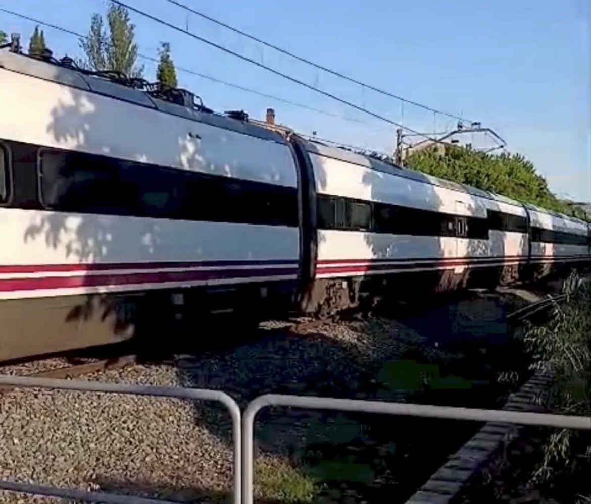 Tres trenes quedan detenidos en la comarca de Pamplona por rotura de una catenaria 