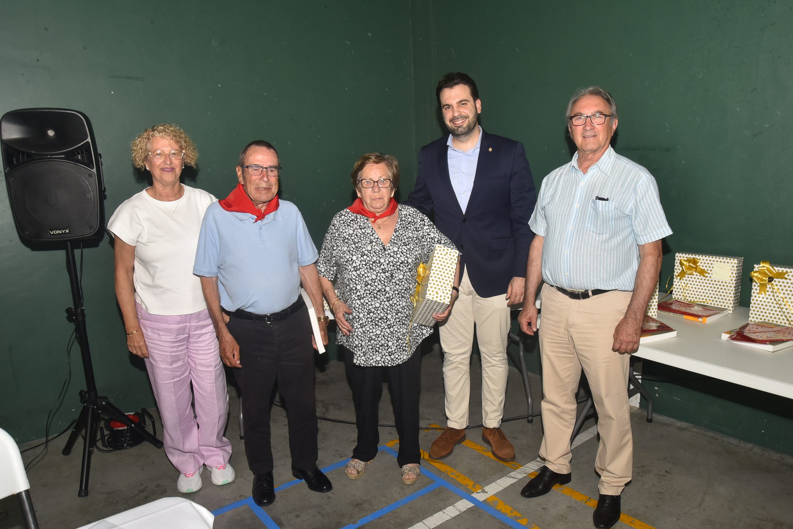 Zizur Mayor homenajea a 16 parejas de la localidad por sus bodas de oro y diamante en un emotivo acto vecinal