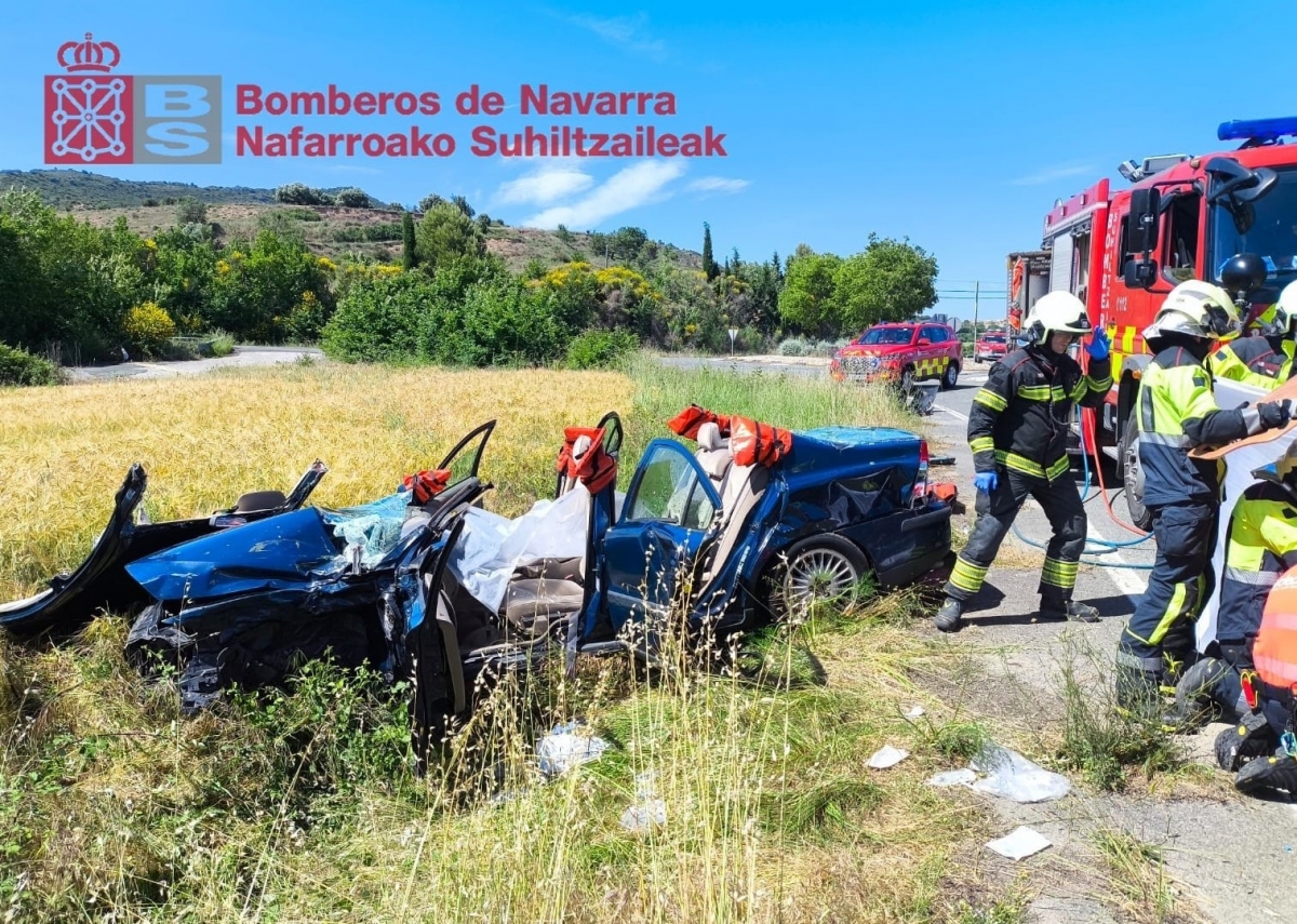 Un hombre, de 86 años, rescatado tras un accidente entre un turismo y un tráiler en la NA-6324 a su paso por Dicastillo