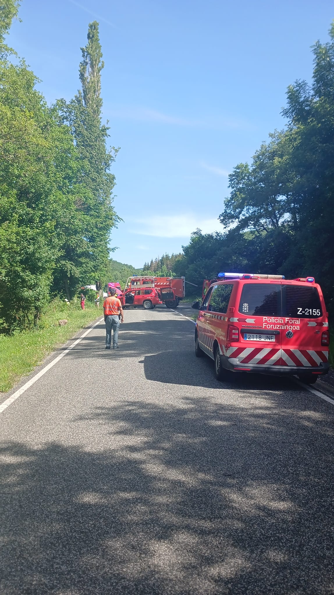 Cinco heridos tras volcar con un vehículo en una carretera del valle de Arce