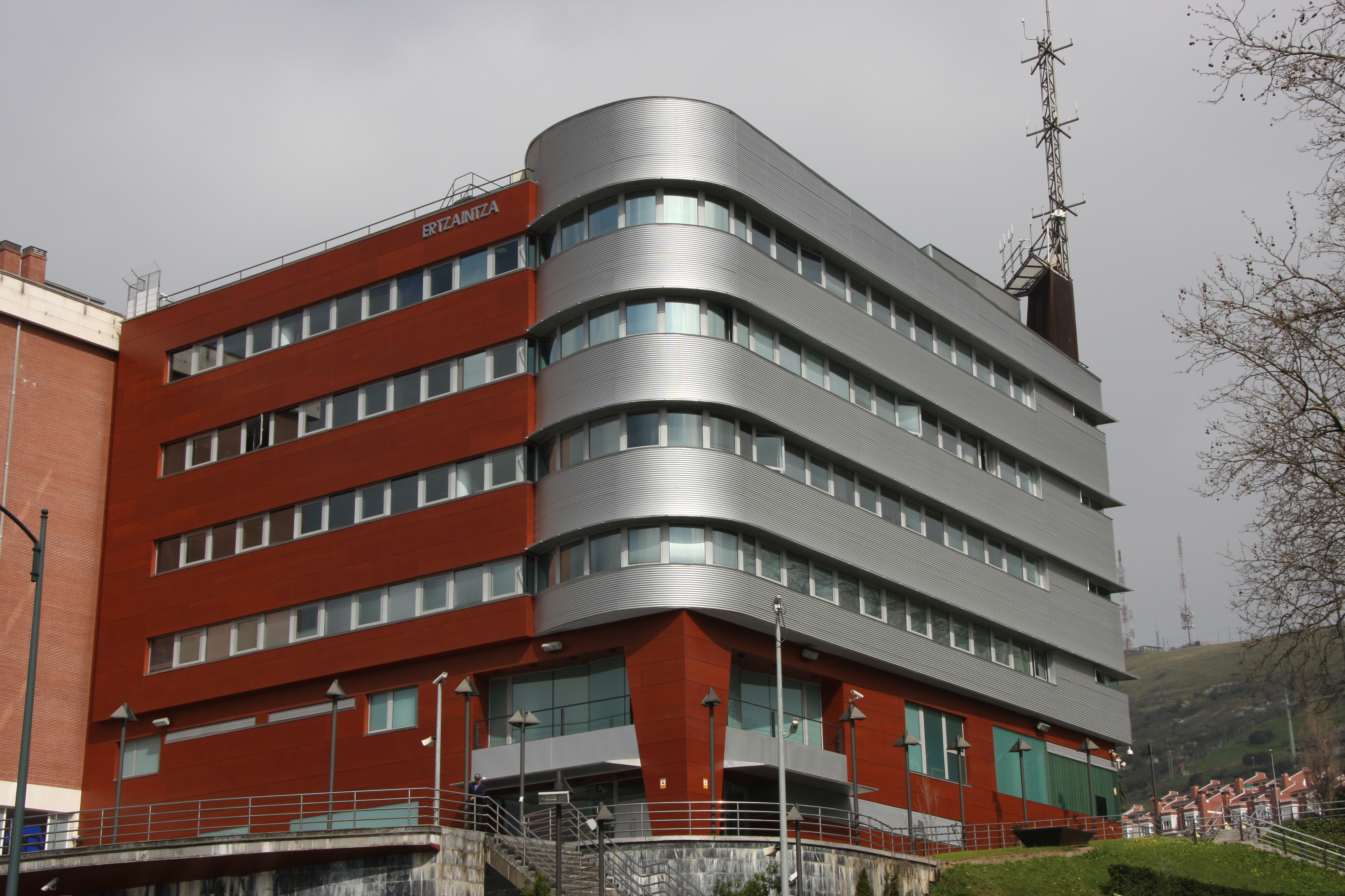 Un joven es detenido en Bilbao tras herir con una navaja, un martillo y una llave inglesa a su compañero de piso