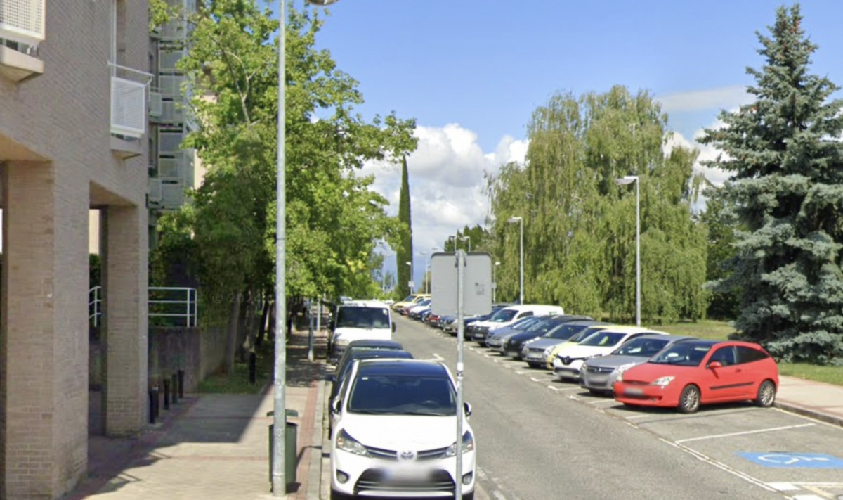 Un vehículo atropella a un peatón, que está herido grave, y derriba dos farolas en Mendillorri