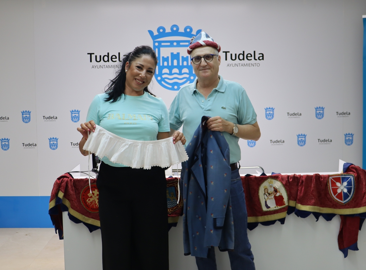 Juan R. Sainz se despide del zaldiko de Tudela tras más de una década como porteador de la comparsa municipal