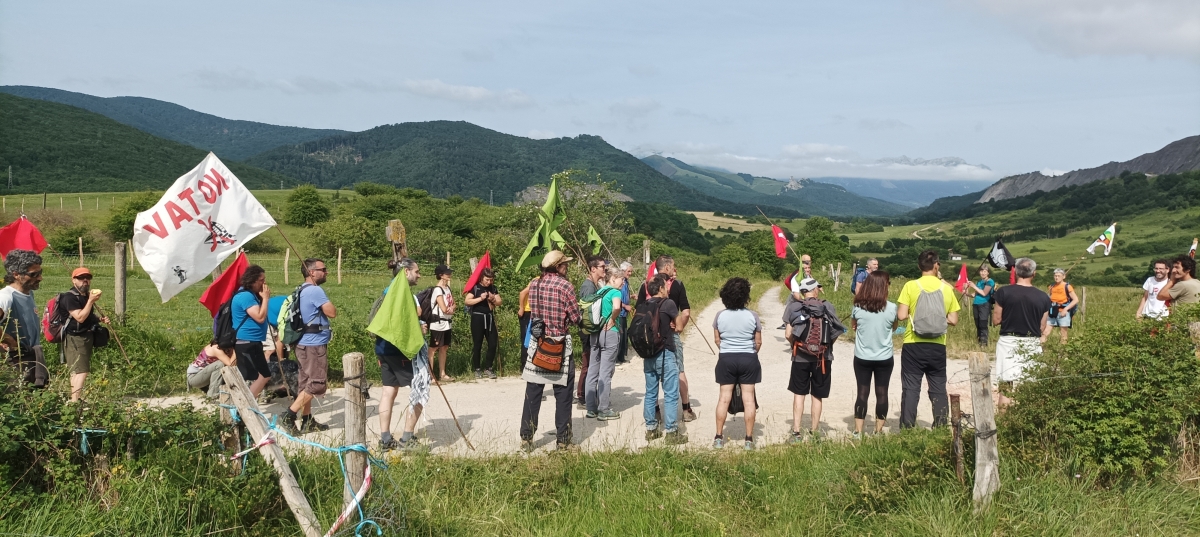 Decenas de personas recorren el entorno de Ulaiar en Alsasua en una marcha montañera contra los sondeos del TAV