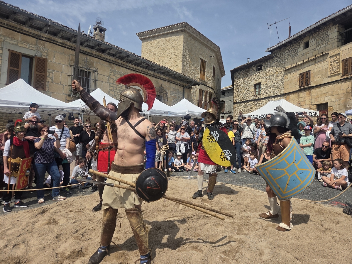 Tres mil personas llenan Azcona en la Fiesta Romana de Tierras de Iranzu para revivir el legado romano y vascón 