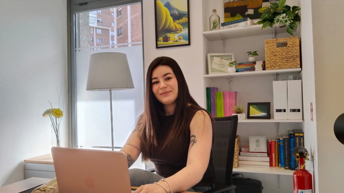 Paula García Medrano: la psicóloga navarra que planta cara a la ansiedad y la dependencia emocional
