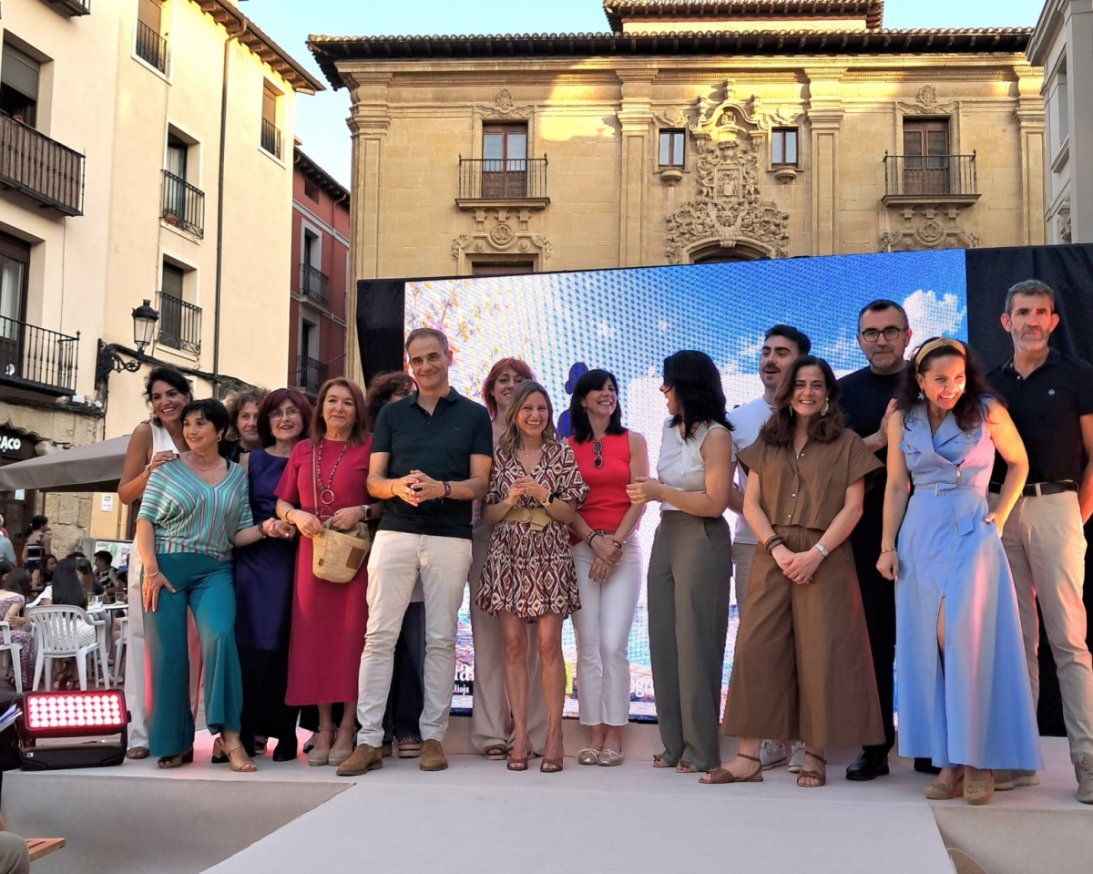 El desfile de moda en el Casco Antiguo impulsa el comercio local y congrega a centenares de vecinos en Logroño
