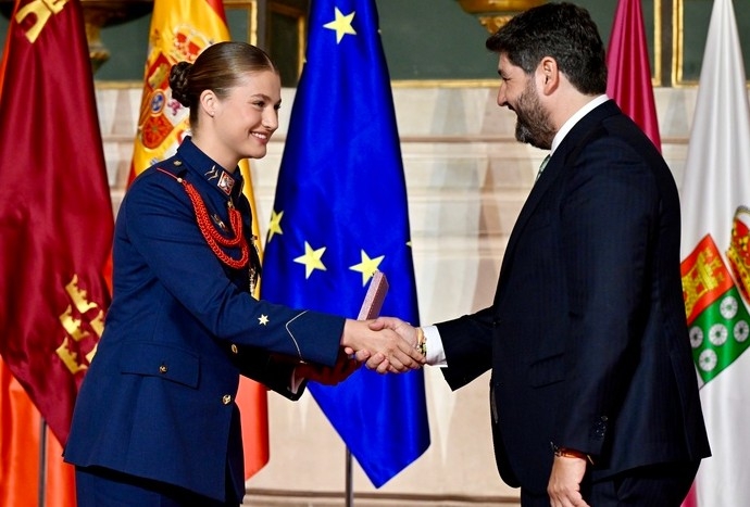 López Miras entrega a la princesa Leonor la Medalla de Oro de la Región de Murcia en el Palacio de San Esteban