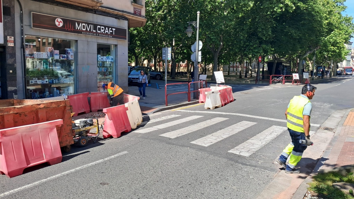 Cortes de tráfico en la avenida de la Paz de Logroño por las obras del nuevo paso de peatones elevado junto a la Esdir