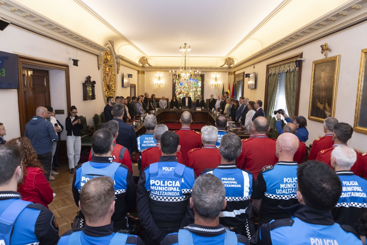 El Ayuntamiento de Pamplona guarda un minuto de silencio en el Pleno por los cinco agentes de Policía Foral fallecidos 