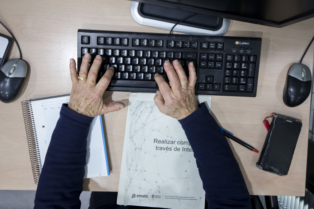 Pamplona oferta 108 plazas en cursos de verano gratuitos para reducir la brecha digital de género en el centro EMATIC