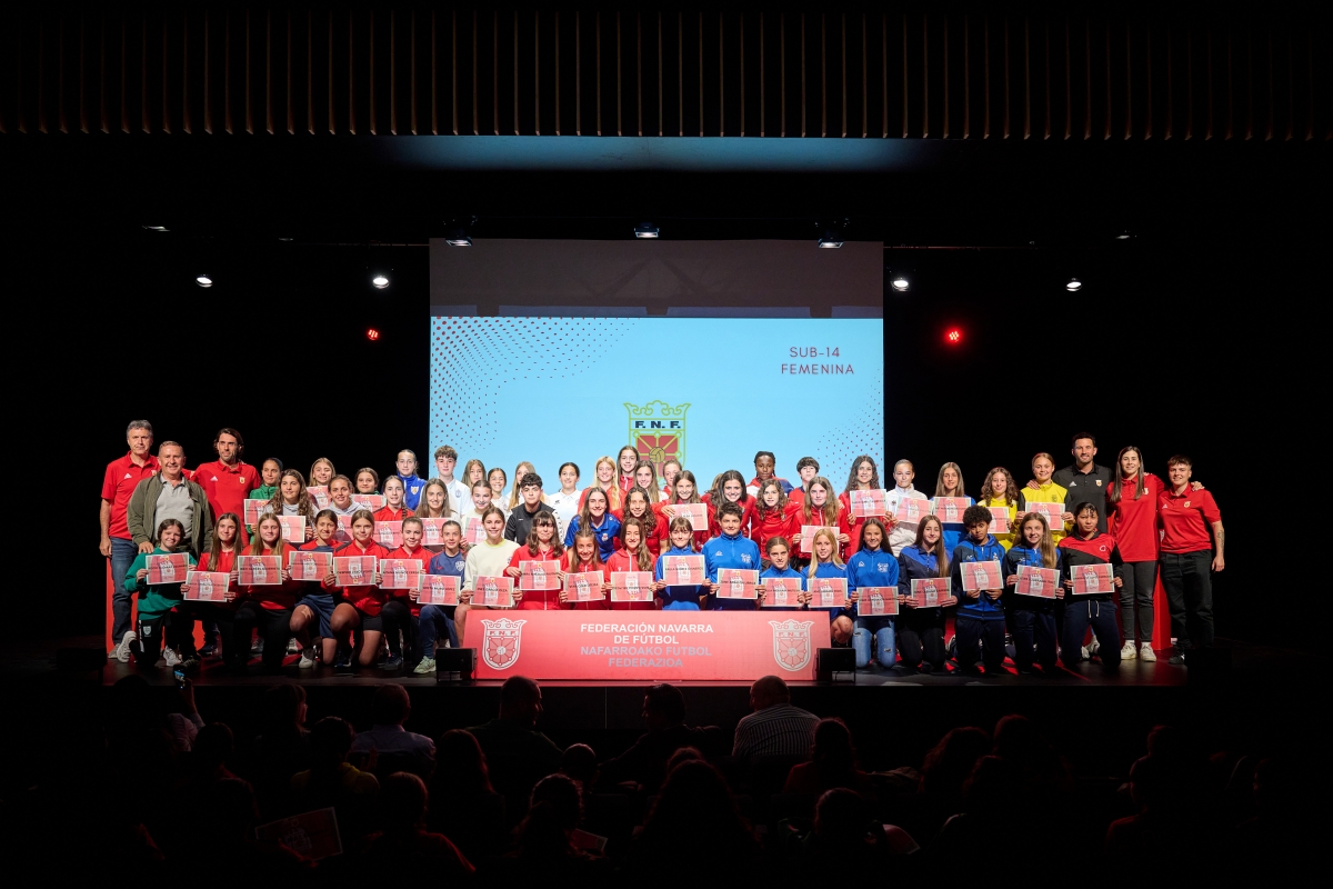 La Federación Navarra de Fútbol premia a casi 500 canteranos en el primer reconocimiento a sus selecciones