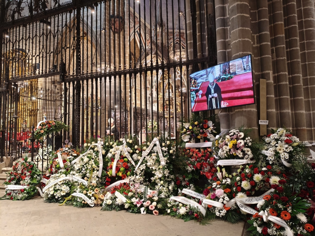 El arzobispo de Pamplona preside en la Catedral el funeral por los cinco policías forales fallecidos 