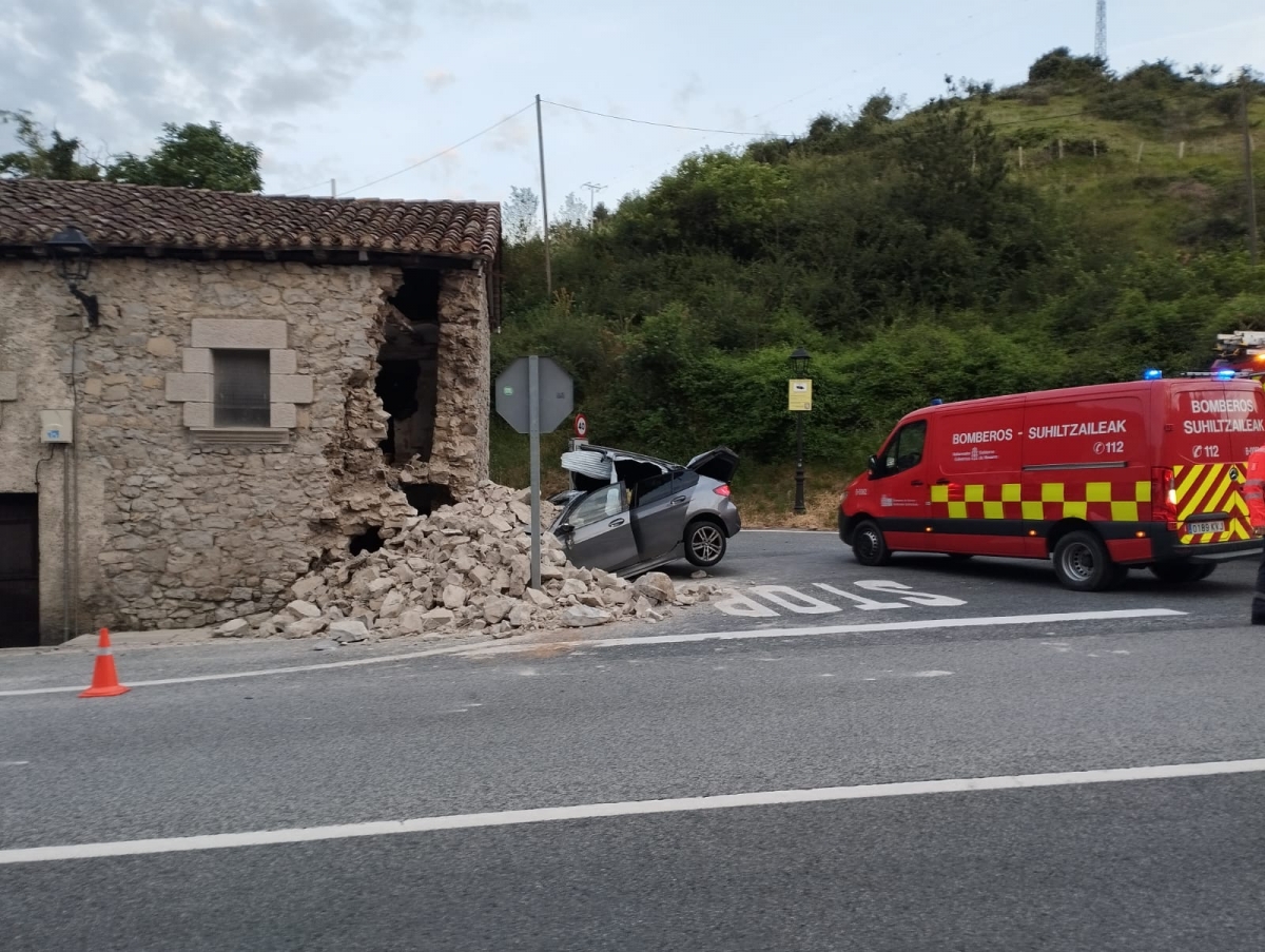 Una joven, de 20 años, herida grave tras salirse de la carretera y chocar contra una casa en Erice de Iza