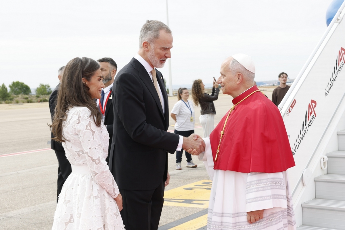 [GALERIA] El Papa León XIV llega a España en visita apostólica y es recibido por los Reyes en Barajas