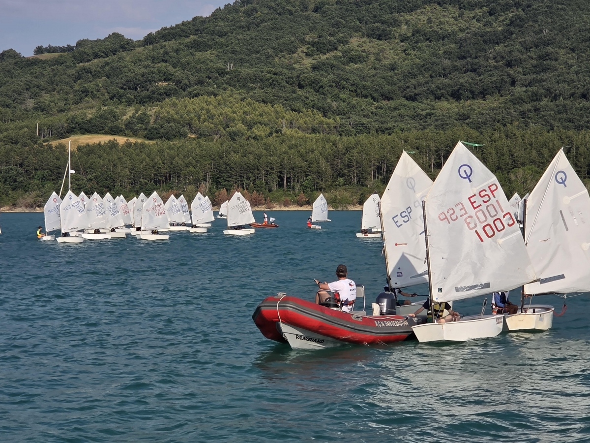Fermín Elizari se proclama campeón navarro de Optimist 2026 en el embalse de Alloz