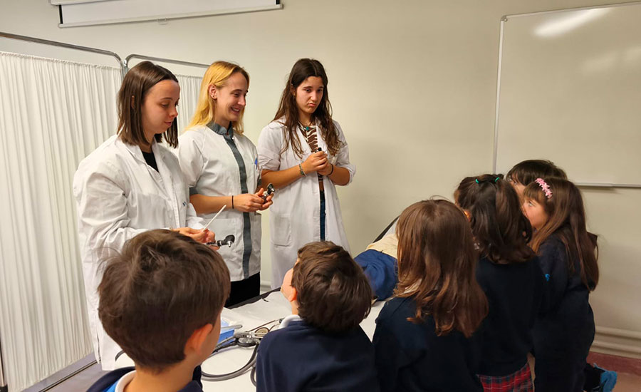 Más de 160 escolares de tres centros navarros pierden el miedo al entorno sanitario con un proyecto de la UPNArio