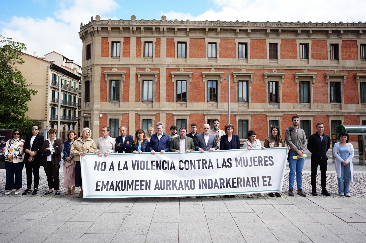 El Parlamento de Navarra guarda un minuto de silencio por los asesinatos de dos mujeres víctimas de violencia de género 