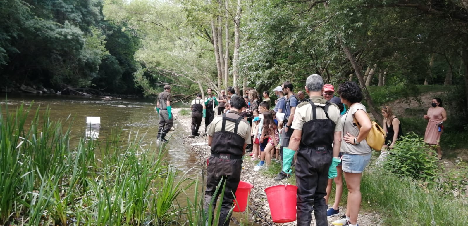Estella-Lizarra cierra las visitas guiadas de Medio Ambiente con una demostración de pesca eléctrica en Los Llanos