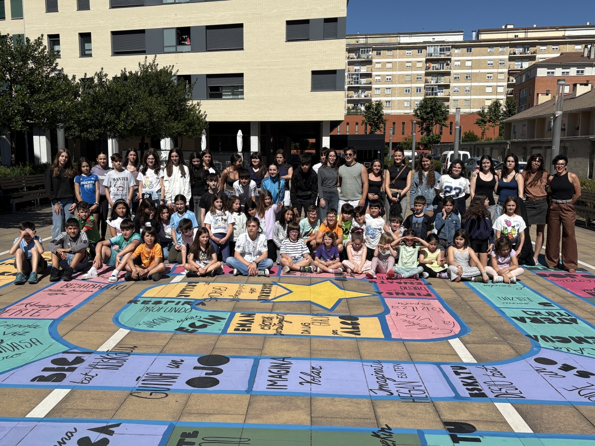 Ansoáin transforma el suelo de su plaza Sakanpea en un circuito lúdico de más de 600 metros cuadrados