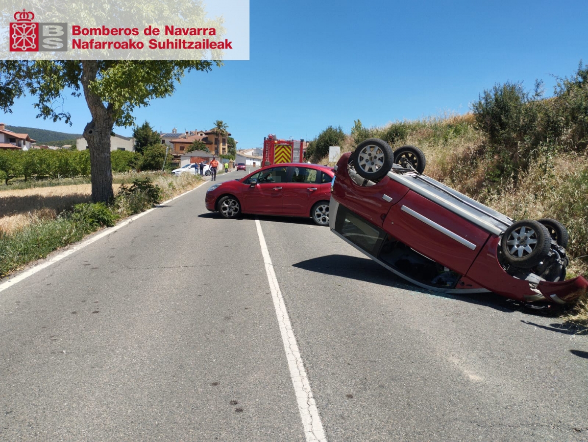 Un hombre, de 78 años, herido tras un aparatoso vuelco en la NA-120, en Abárzuza