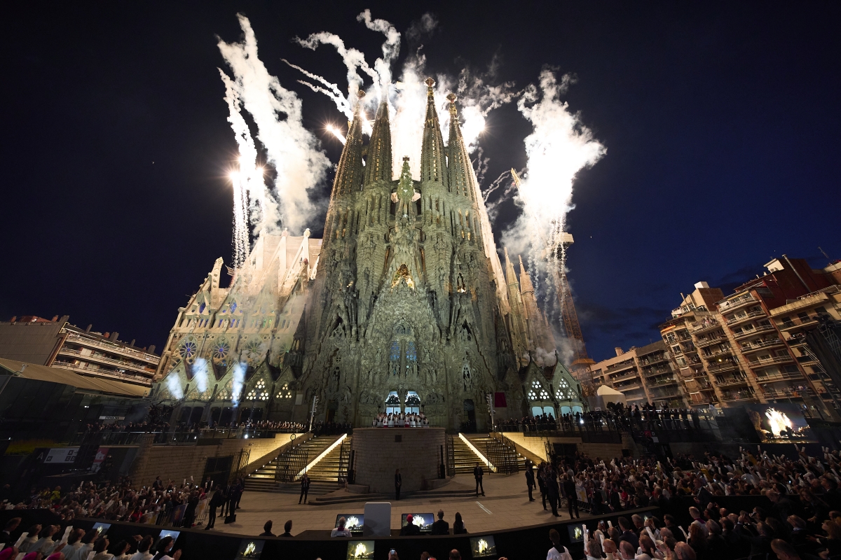 León XIV bendice la Torre de Jesucristo de la Sagrada Familia en el centenario de la muerte de Gaudí
