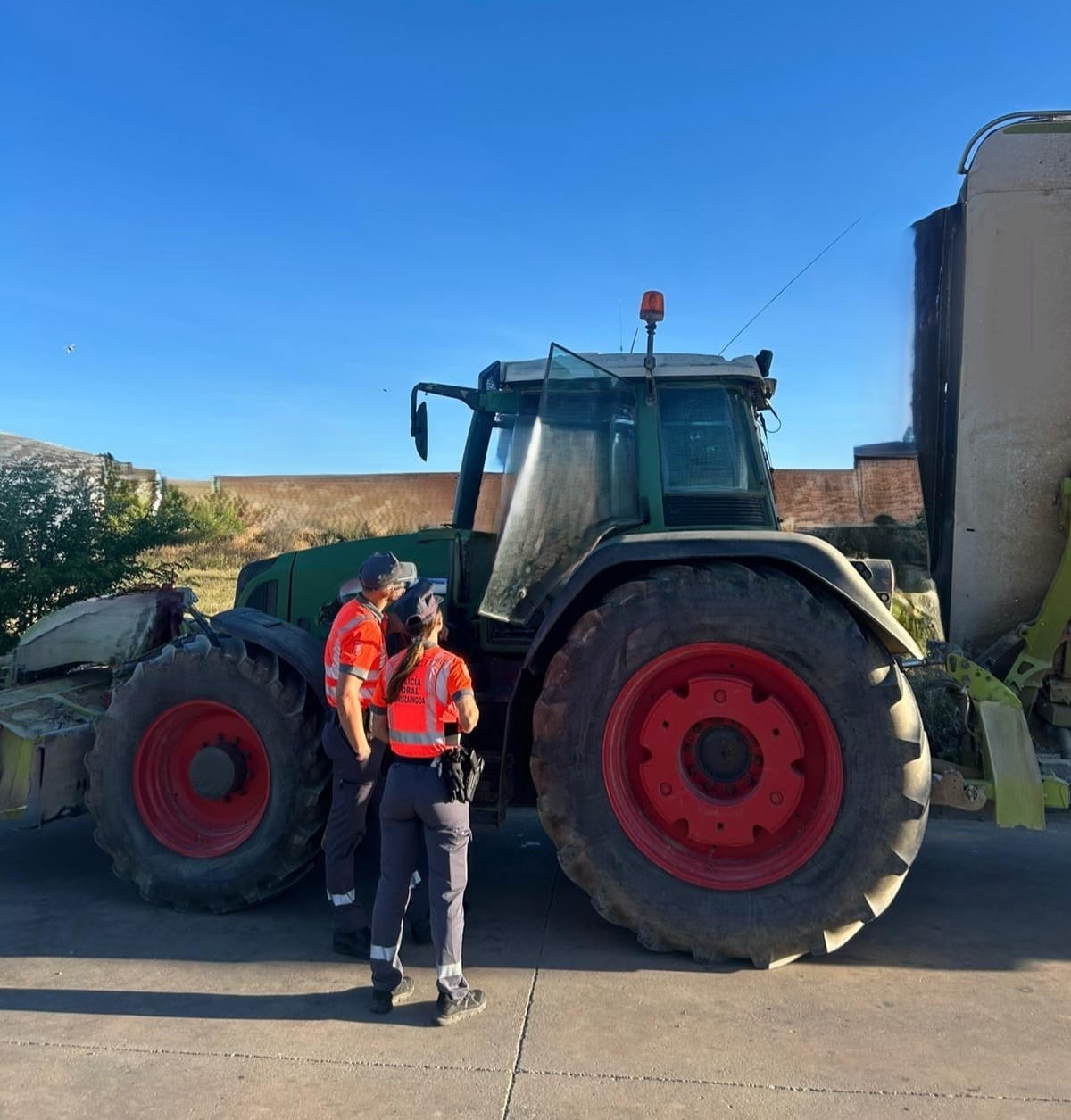 Sorprenden a un tractorista en la Ribera navarra circulando borracho, de forma negligente y sin permiso de conducir