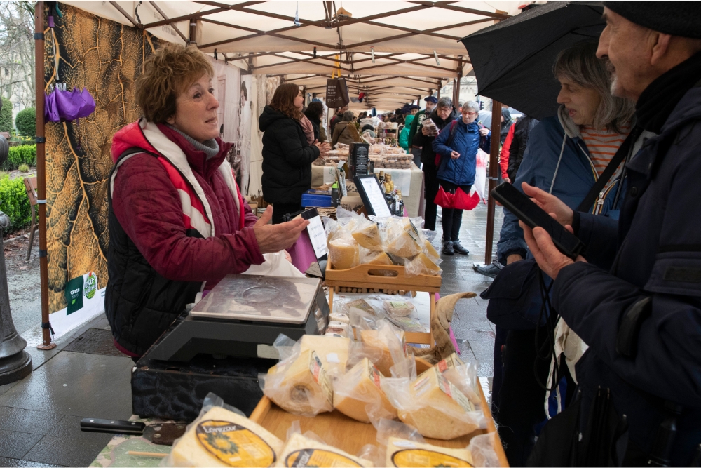 El mercadillo Basotxoa cierra el primer semestre este sábado en el Bosquecillo con la cereza como producto estrella
