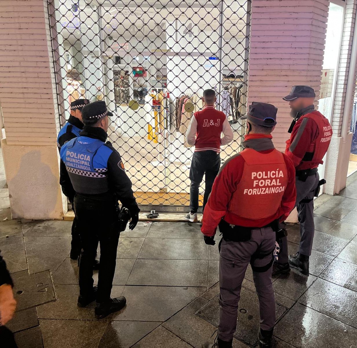 Detienen a seis personas en siete dispositivos conjuntos de Policía Foral y Municipal contra los atracos en Pamplona
