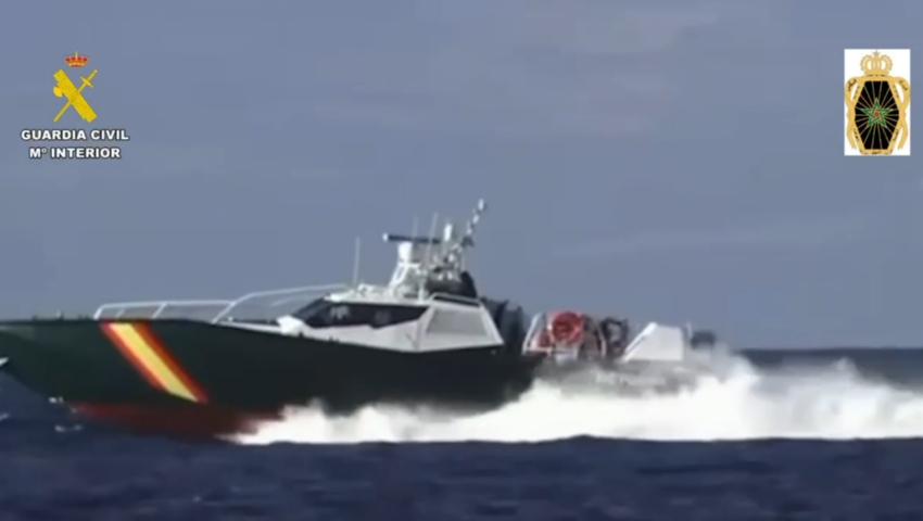 La Guardia Civil y Marruecos interceptan un gran alijo de hachís en el Estrecho tras una persecución marítima