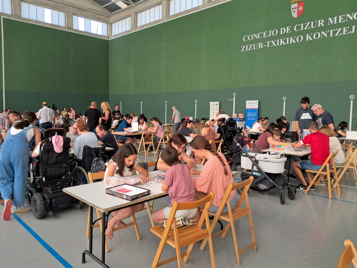 Más de 100 personas participan en el I Campeonato de Puzzles Solidario de Aspace Navarra en Cizur Menor