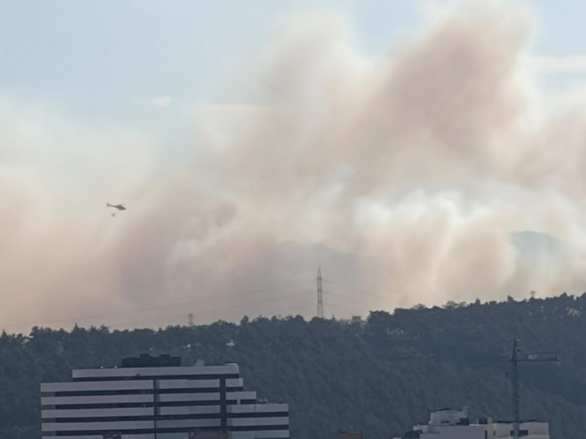 Un incendio en un campo de cereal sin cosechar en la Cendea de Olza obliga a desalojar dos viviendas en Gazólaz