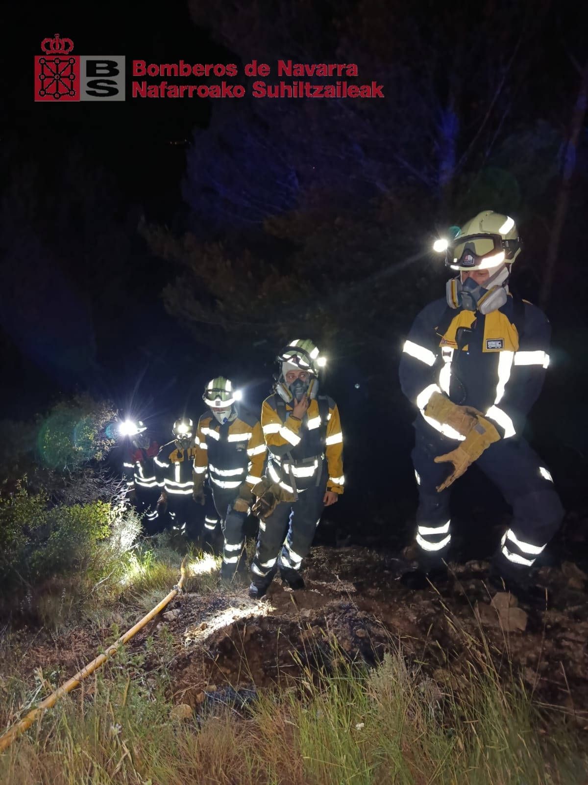 Los bomberos continúan extinguiendo el incendio de vegetación en la Cendea de Olza