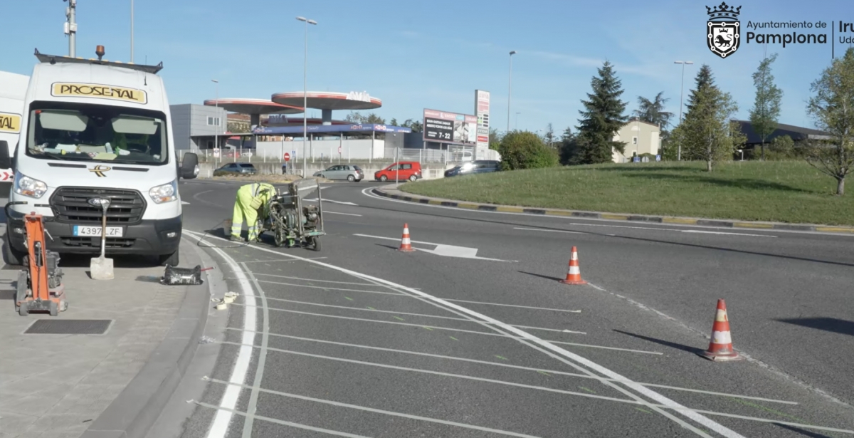 Cinco ciclistas cayeron en la rotonda de Monjardín tras la instalación de los nuevos reductores de velocidad 