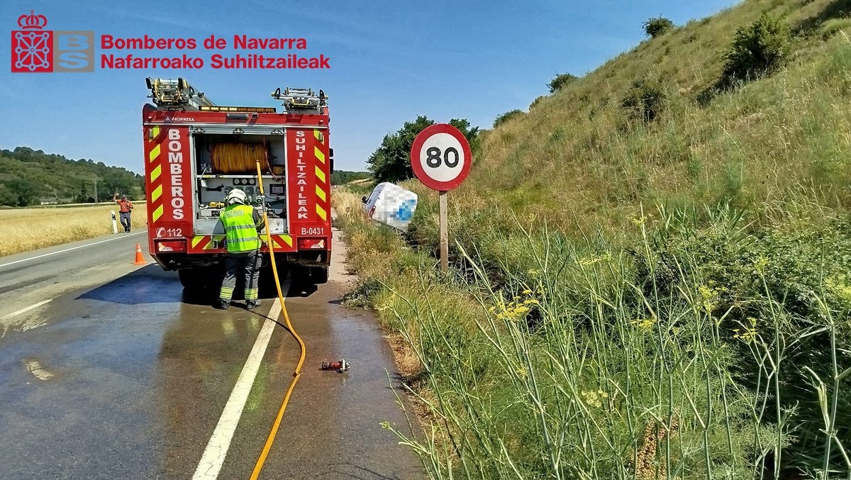 Un varón herido leve tras una salida de vía de una furgoneta en la N-121 en Pueyo