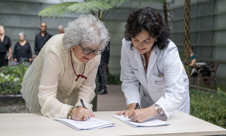 El acuerdo entre Osakidetza y la Asociación Contra el Cáncer impulsa el voluntariado oncológico en Gipuzkoa