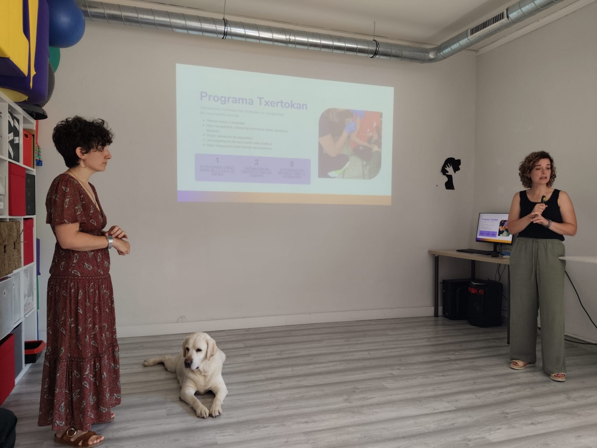 Una comisión del Parlamento visita en Alsasua los proyectos de inclusión social y naturaleza de Biak Bat