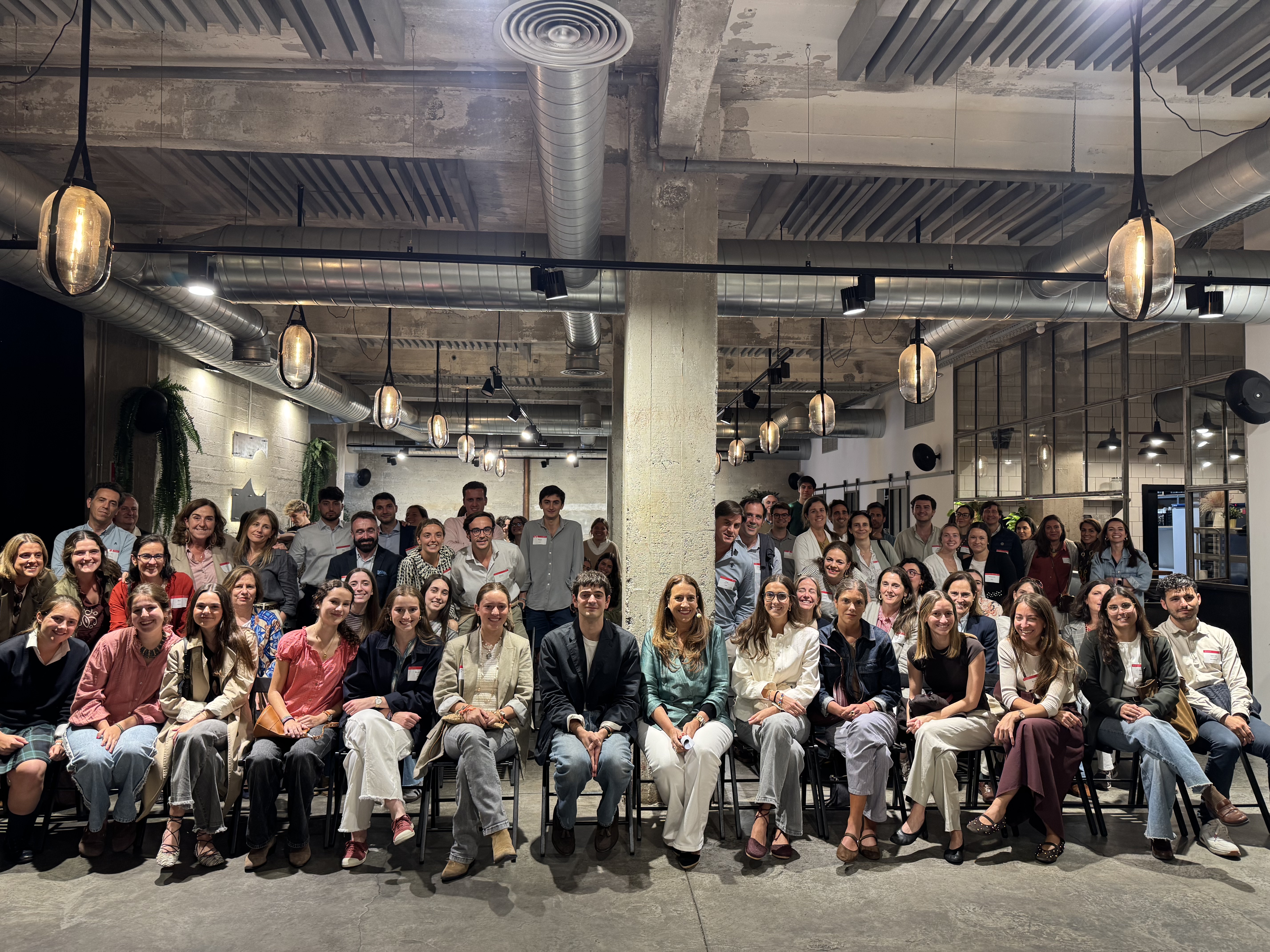 El cantante Inazio reúne a ochenta antiguos alumnos de la Universidad de Navarra en un encuentro especial en Bilbao