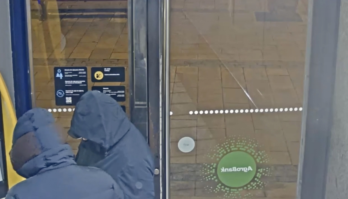 Investigan a dos hombres por robar un bolso y sacar más de 2.000 euros con tarjetas bancarias en la Comarca de Pamplona