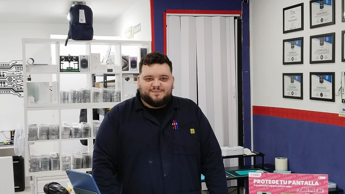 Alejandro Botello convierte Móvil112 en un referente de la reparación de iPhone en Pamplona y comarca 