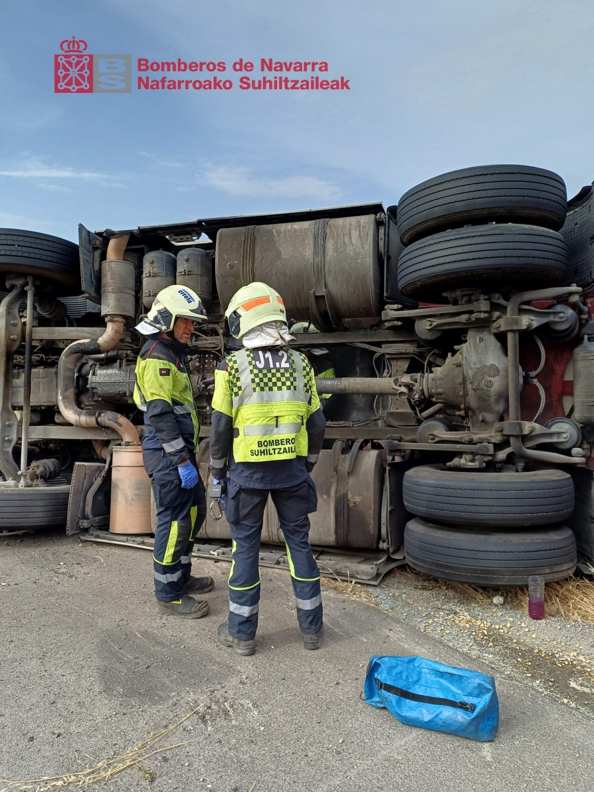 Un camionero de 60 años herido tras sufrir una salida de vía y un vuelco con su vehículo en la N-113 en Valtierra